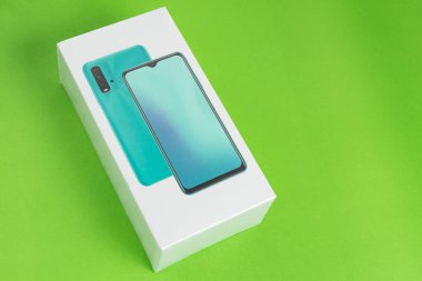 Arka planda beyaz telefon kulübesi