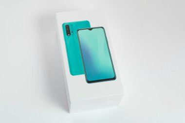 Arka planda beyaz telefon kulübesi