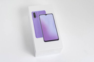 Arka planda beyaz telefon kulübesi