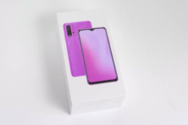 Arka planda beyaz telefon kulübesi