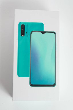 Arka planda beyaz telefon kulübesi