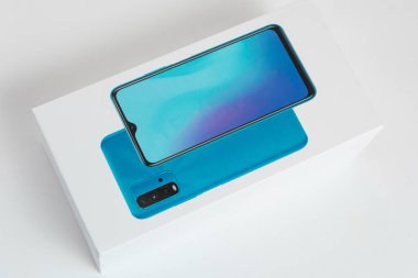 Arka planda beyaz telefon kulübesi