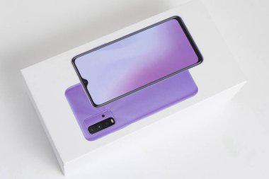 Arka planda beyaz telefon kulübesi