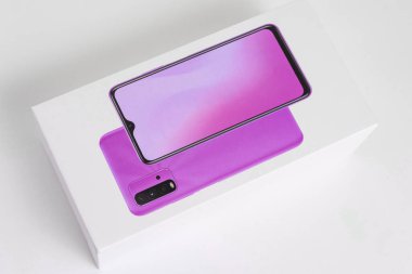 Arka planda beyaz telefon kulübesi