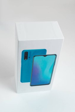Arka planda beyaz telefon kulübesi
