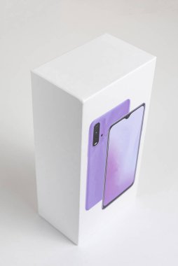 Arka planda beyaz telefon kulübesi
