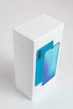 Arka planda beyaz telefon kulübesi