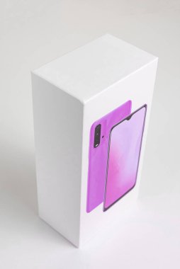 Arka planda beyaz telefon kulübesi