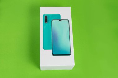 Arka planda beyaz telefon kulübesi