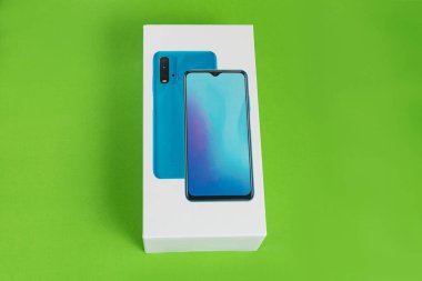 Arka planda beyaz telefon kulübesi