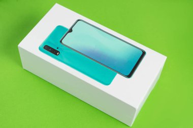 Arka planda beyaz telefon kulübesi
