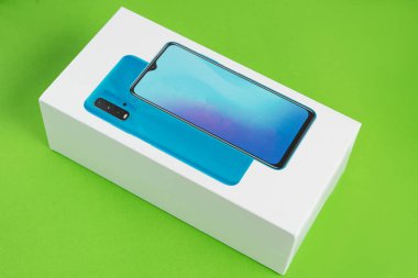 Arka planda beyaz telefon kulübesi