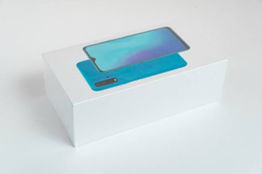 Arka planda beyaz telefon kulübesi