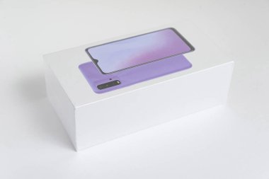 Arka planda beyaz telefon kulübesi