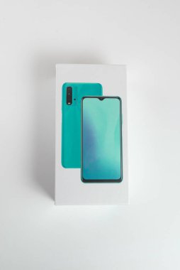 Arka planda beyaz telefon kulübesi