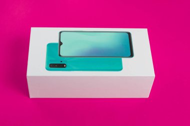 Arka planda beyaz telefon kulübesi