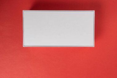 Arka planda beyaz telefon kulübesi