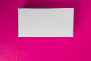 Arka planda beyaz telefon kulübesi