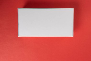 Arka planda beyaz telefon kulübesi