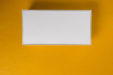 Arka planda beyaz telefon kulübesi