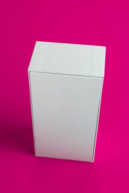 Arka planda beyaz telefon kulübesi