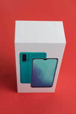 Arka planda beyaz telefon kulübesi