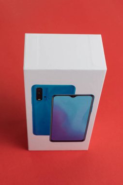 Arka planda beyaz telefon kulübesi
