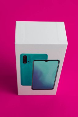 Arka planda beyaz telefon kulübesi