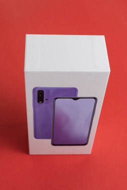 Arka planda beyaz telefon kulübesi