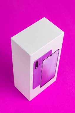 Arka planda beyaz telefon kulübesi