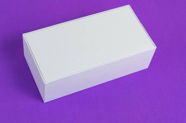 Arka planda beyaz telefon kulübesi