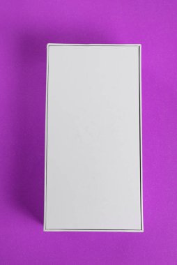 Arka planda beyaz telefon kulübesi