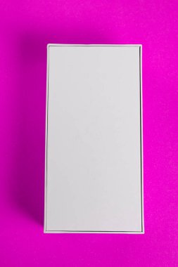 Arka planda beyaz telefon kulübesi