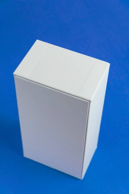 Arka planda beyaz telefon kulübesi
