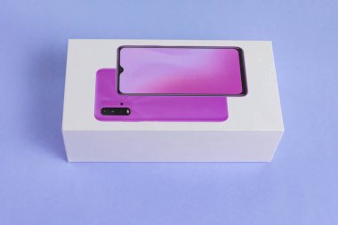 Arka planda beyaz telefon kulübesi