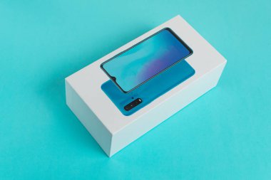 Arka planda beyaz telefon kulübesi