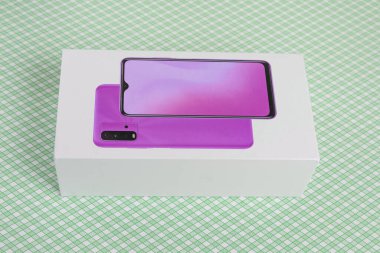 Arka planda beyaz telefon kulübesi