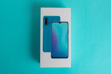 Arka planda beyaz telefon kulübesi