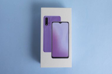 Arka planda beyaz telefon kulübesi