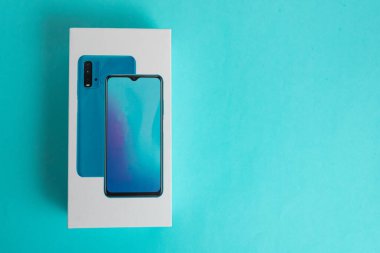 Arka planda beyaz telefon kulübesi