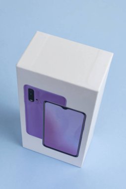 Arka planda beyaz telefon kulübesi