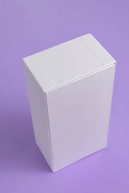 Arka planda beyaz telefon kulübesi