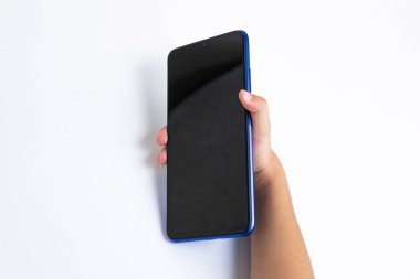 Cep telefonunu beyaz arkaplan üzerinde tutan çocuk