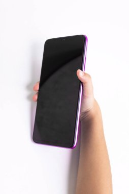 Cep telefonunu beyaz arkaplan üzerinde tutan çocuk