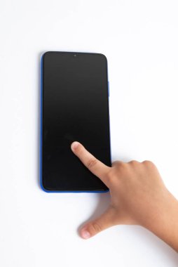 Cep telefonunu beyaz arkaplan üzerinde tutan çocuk