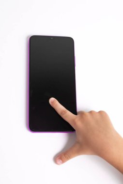 Cep telefonunu beyaz arkaplan üzerinde tutan çocuk