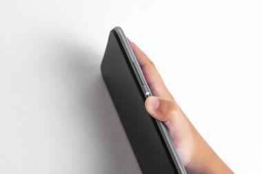 Cep telefonunu beyaz arkaplan üzerinde tutan çocuk
