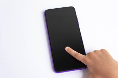 Cep telefonunu beyaz arkaplan üzerinde tutan çocuk