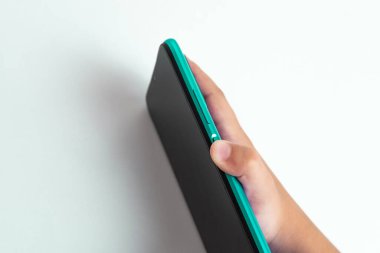 Cep telefonunu beyaz arkaplan üzerinde tutan çocuk