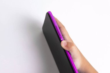 Cep telefonunu beyaz arkaplan üzerinde tutan çocuk